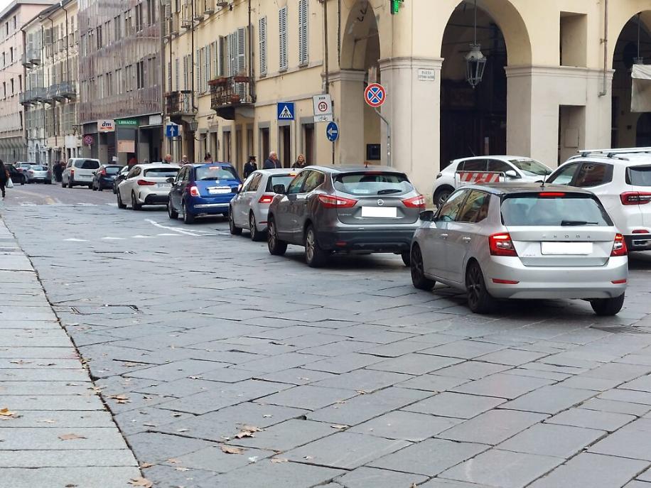 Primo mercato in piazza Alfieri con Magico Paese di Natale12