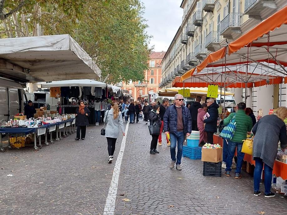 Primo mercato in piazza Alfieri con Magico Paese di Natale2