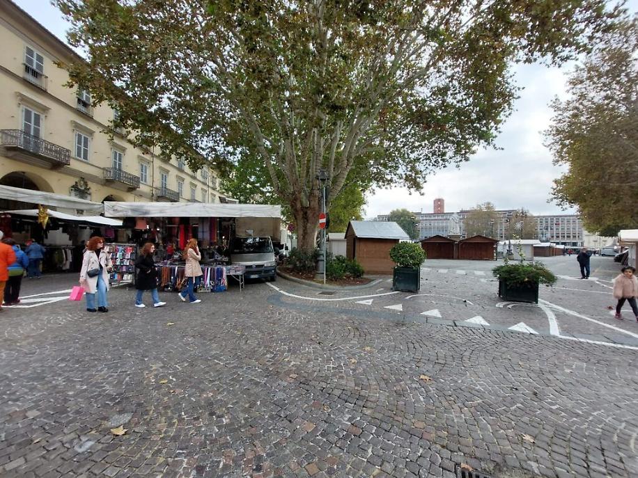 Primo mercato in piazza Alfieri con Magico Paese di Natale3