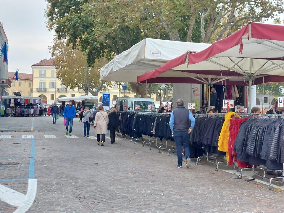Primo mercato in piazza Alfieri con Magico Paese di Natale4