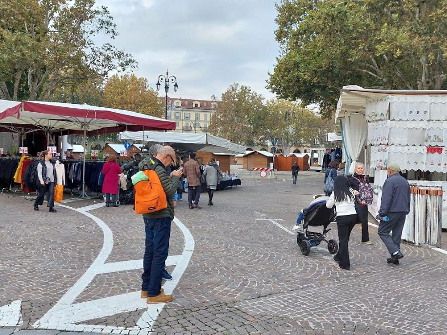 Primo mercato in piazza Alfieri con Magico Paese di Natale6