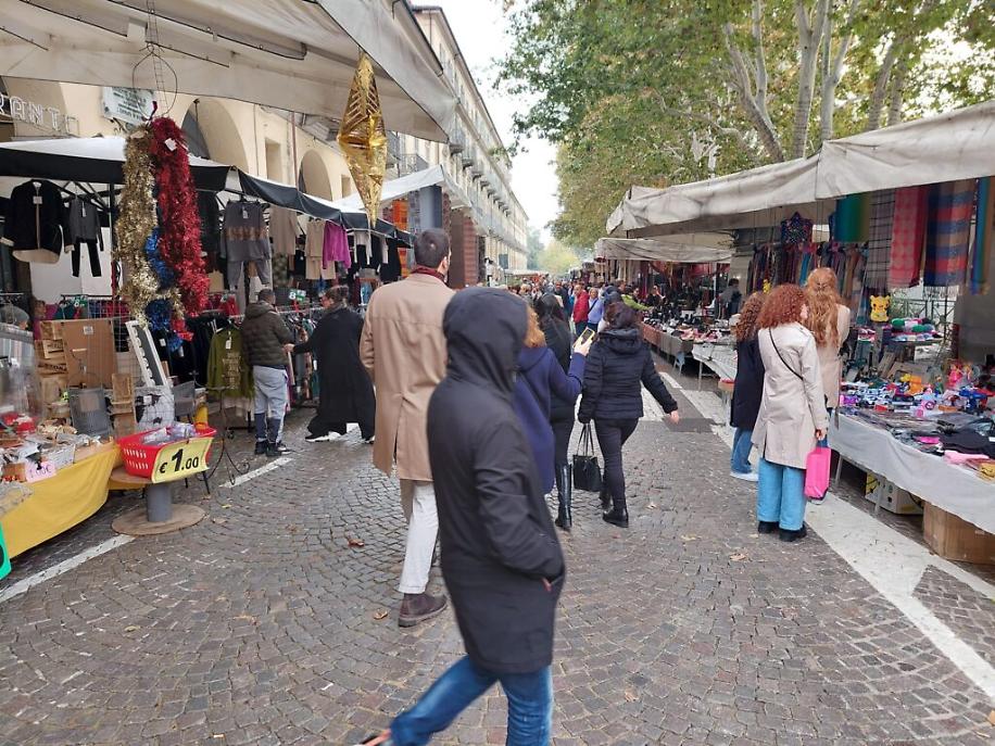 Primo mercato in piazza Alfieri con Magico Paese di Natale7