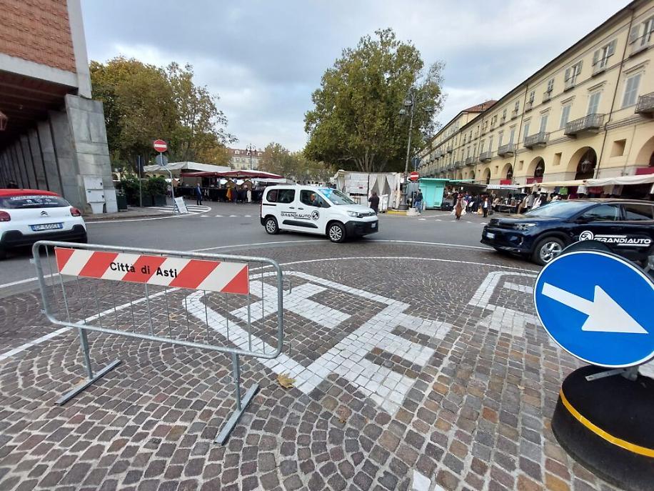 Primo mercato in piazza Alfieri con Magico Paese di Natale9