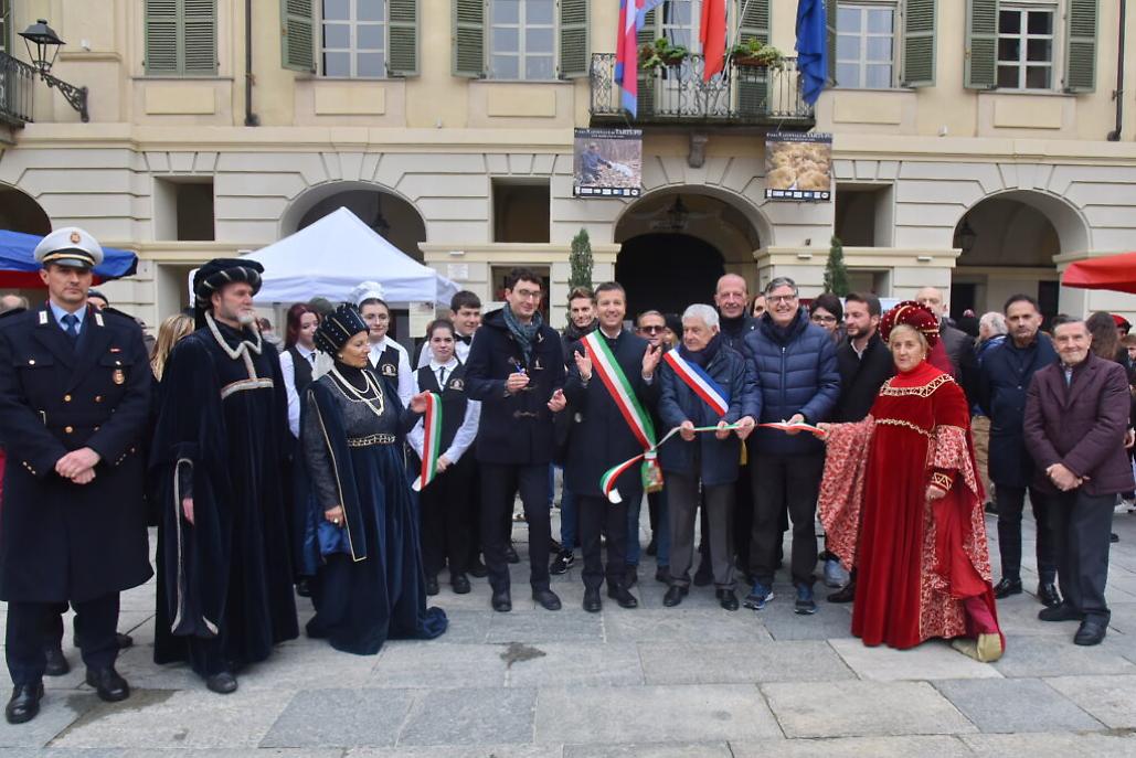 il taglio del nastro inaugurale