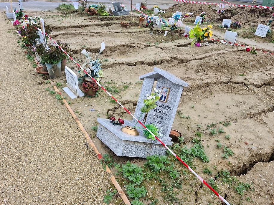 Tombe affossate cimitero di Asti risultato