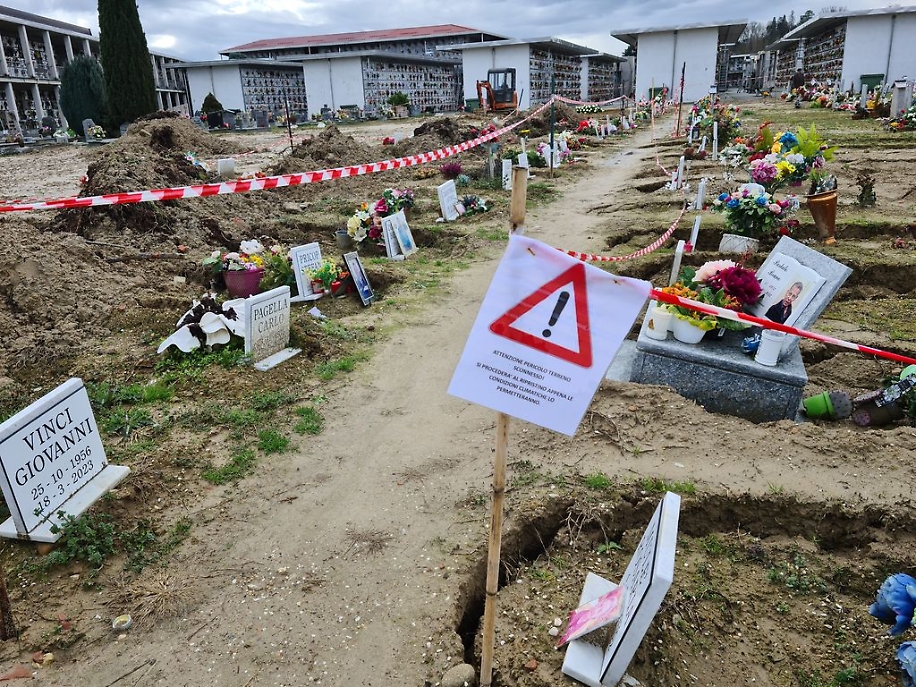 Tombe affossate cimitero di Asti risultato