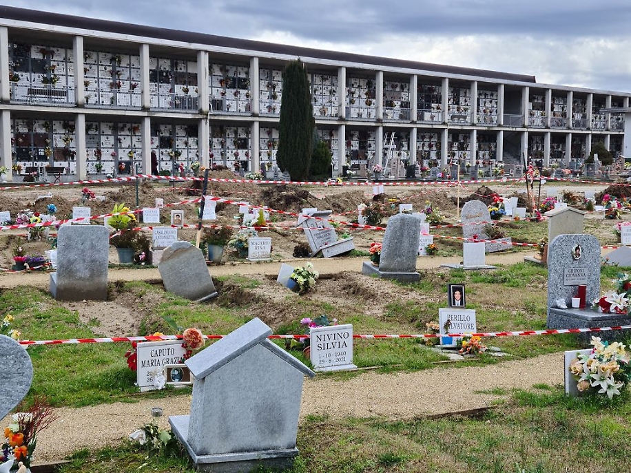 Tombe affossate cimitero di Asti risultato