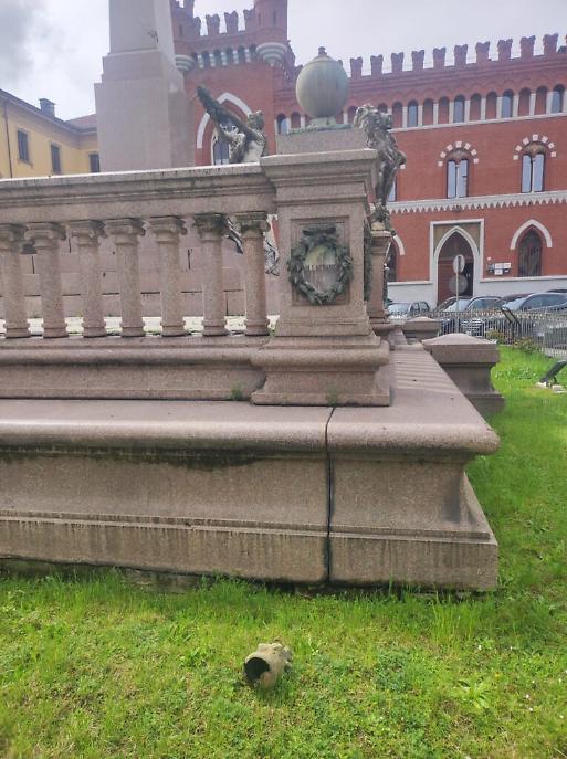 Monumento piazza Roma 2