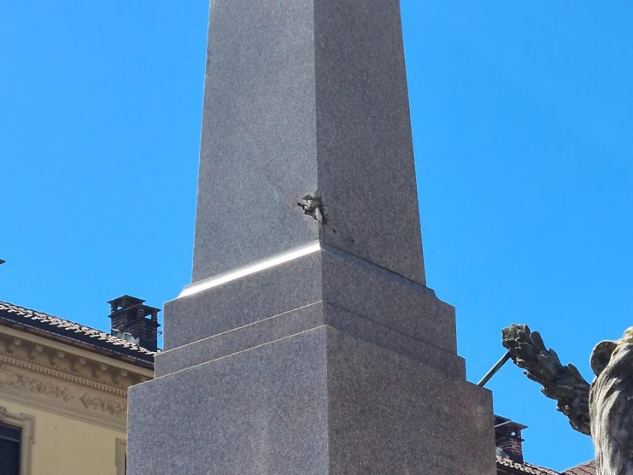 monumento di piazza roma danneggiato