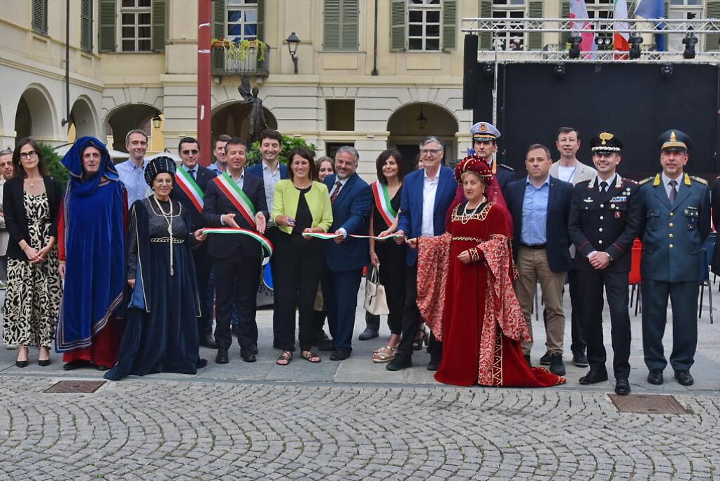 Il taglio del nastro inaugurale ()