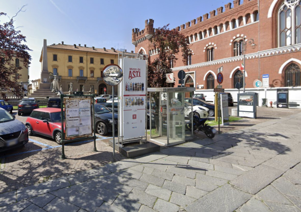 piazza roma con la bacheca funebre