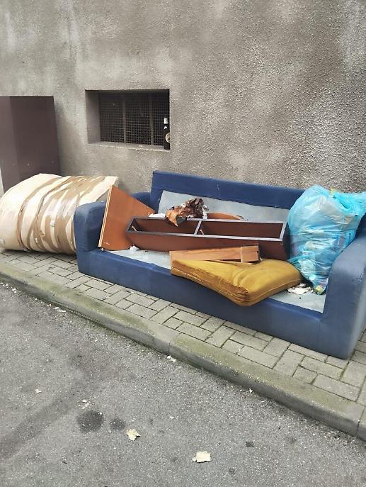 Rifiuti abbandonati in via Malta ad Asti