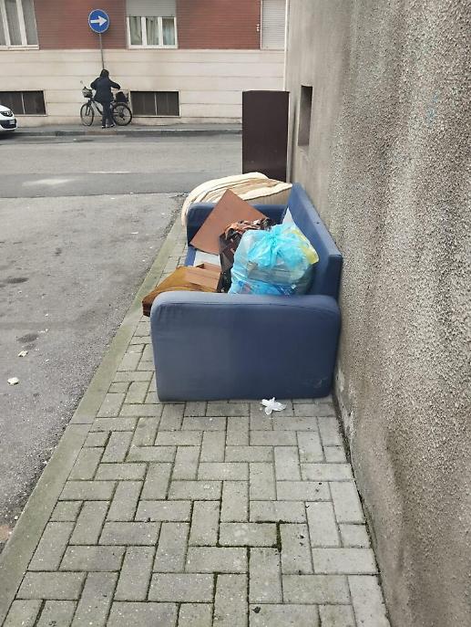 Rifiuti abbandonati in via Malta ad Asti