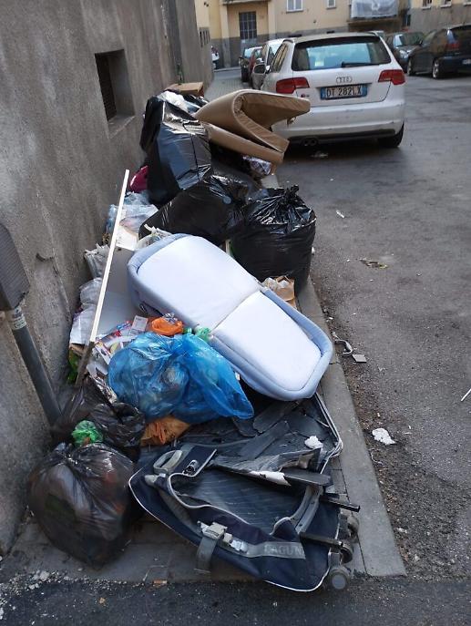 Rifiuti abbandonati in via Malta ad Asti