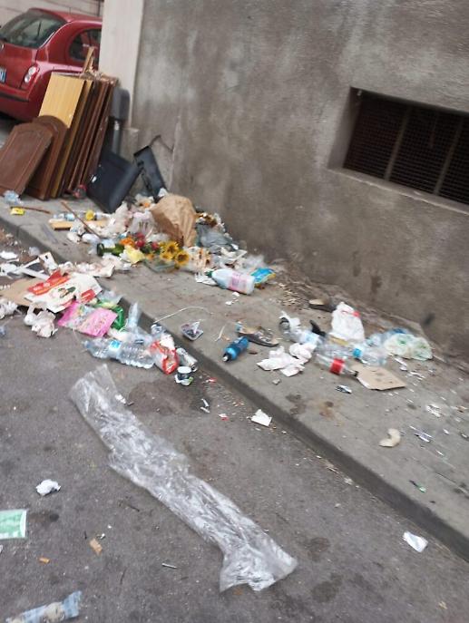 Rifiuti abbandonati in via Malta ad Asti