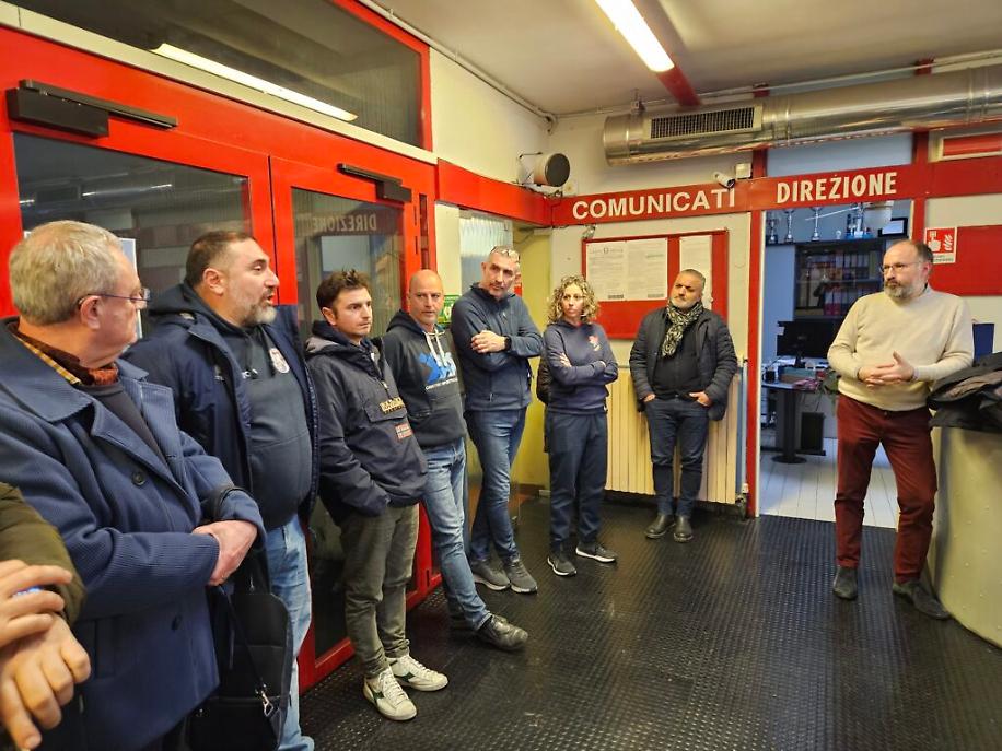 Rasero in piscina con le associaizoni