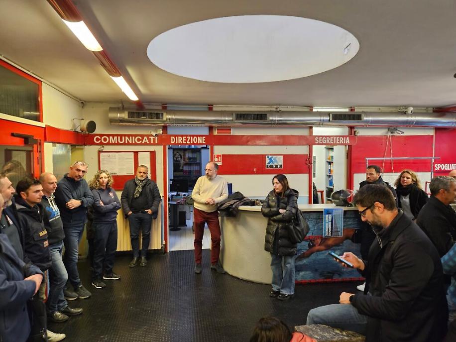 Rasero in piscina con le associaizoni