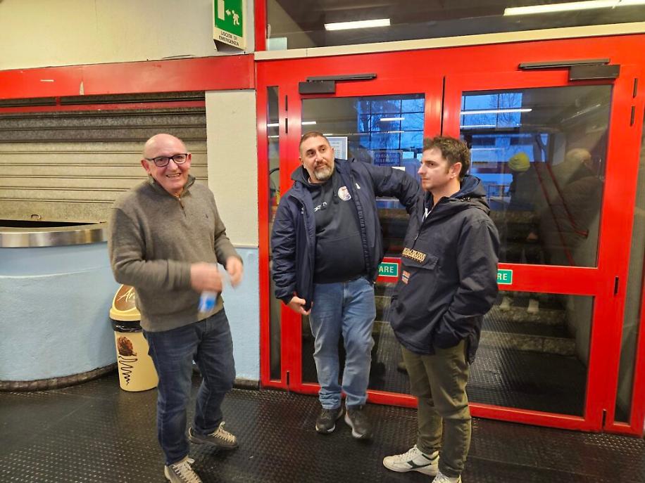 Rasero in piscina con le associaizoni