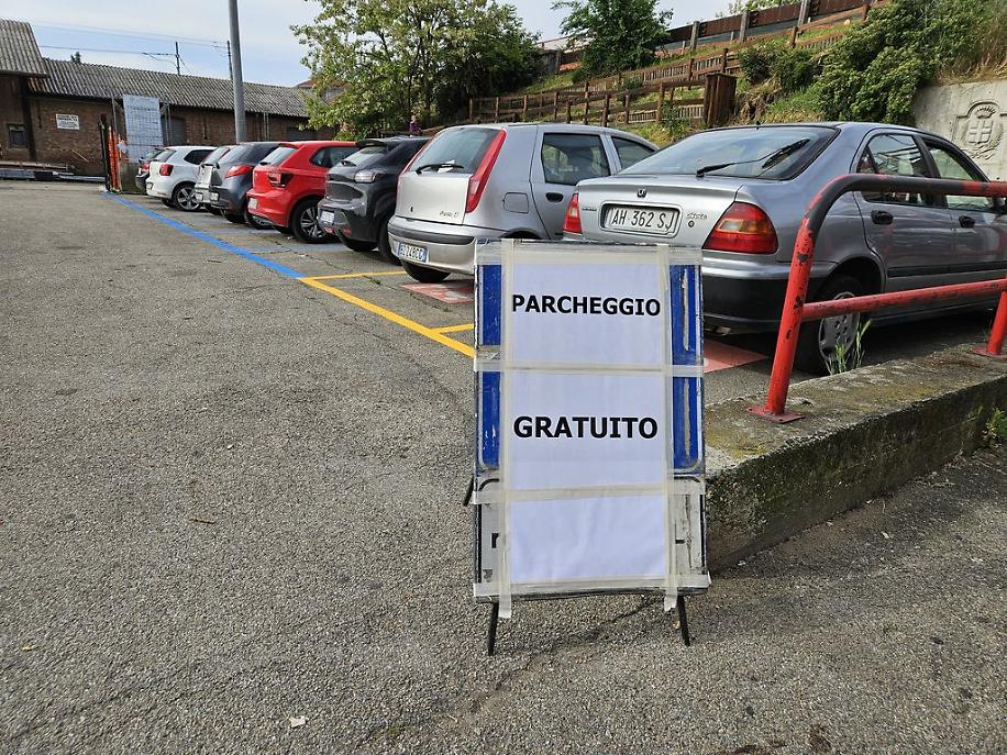 Cartelli Fs parcheggio gratuito al Babilano