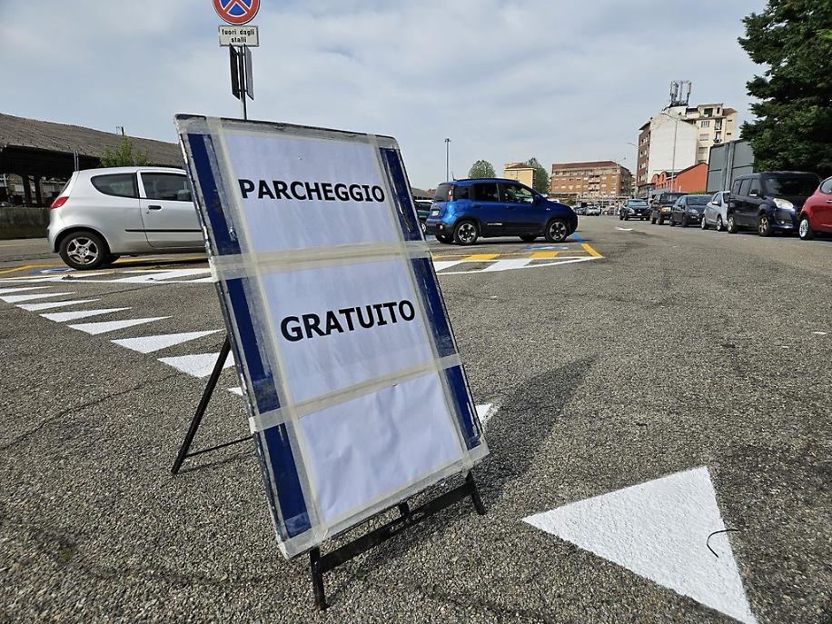 Cartelli Fs parcheggio gratuito al Babilano
