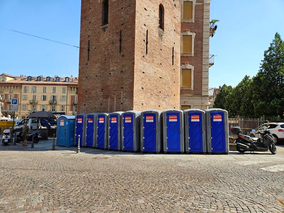 Bagni chimici sotto la torre Troyana