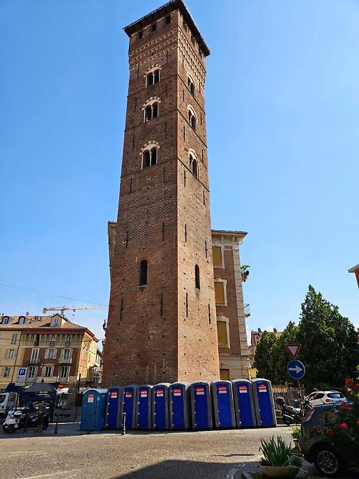 Bagni chimici sotto la torre Troyana