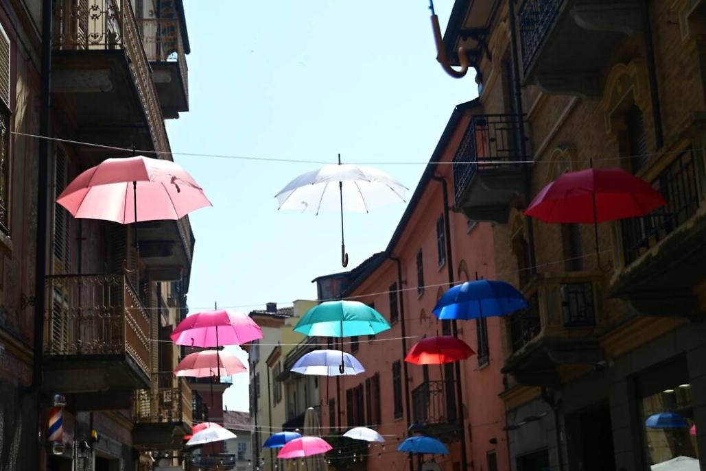 Ombrelli in via Cesare Battisti e piazza Medici ad Asti