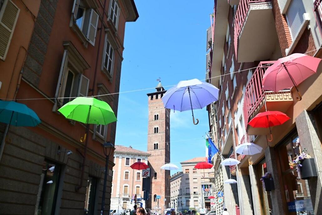 Ombrelli in via Cesare Battisti e piazza Medici ad Asti