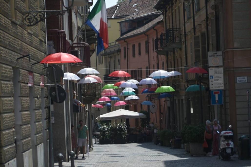 Ombrelli in via Cesare Battisti e piazza Medici ad Asti