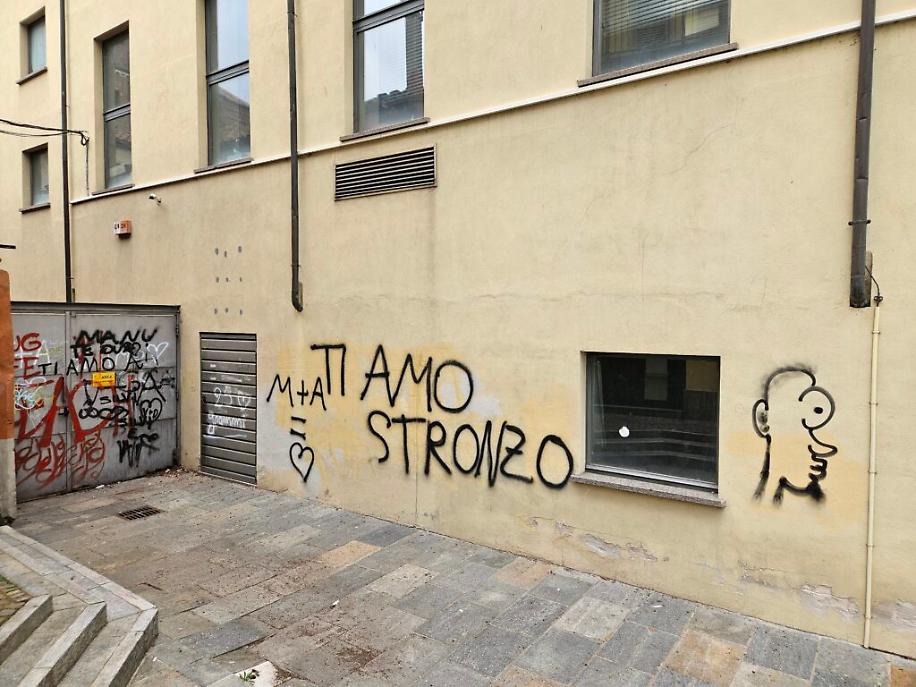 Graffiti al teatro alfieri