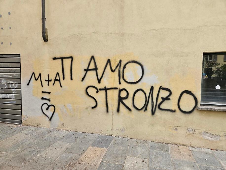 Graffiti al teatro alfieri