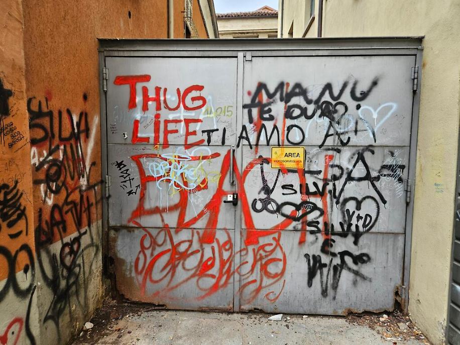 Graffiti al teatro alfieri