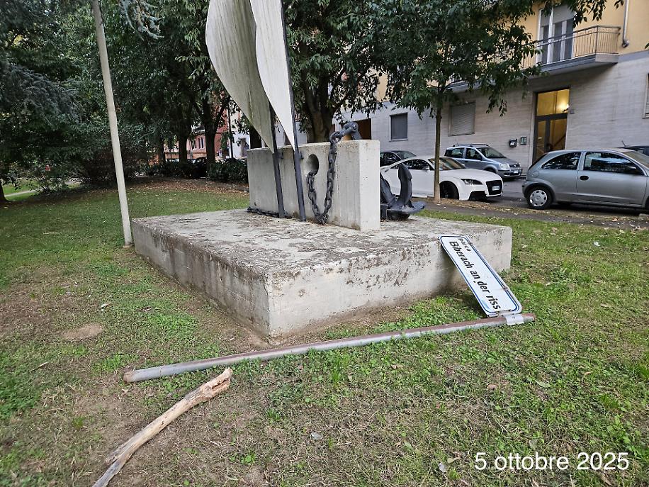 Il cartello abbattuto al parco Biberach