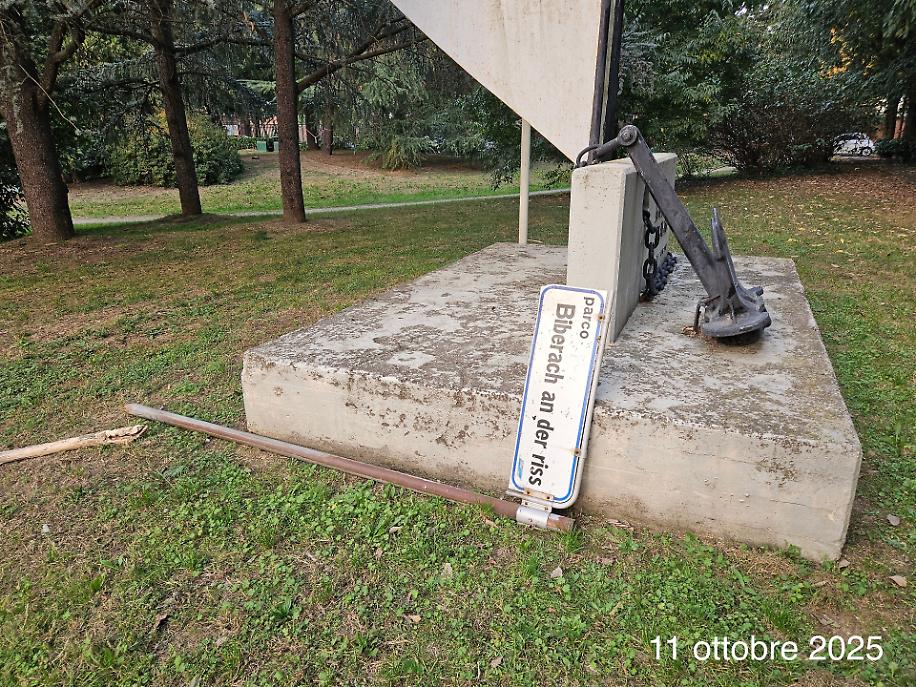 Il cartello abbattuto al parco Biberach
