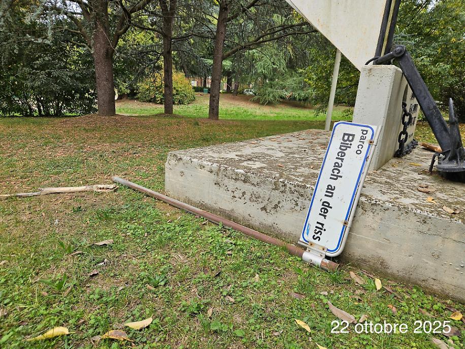 Il cartello abbattuto al parco Biberach