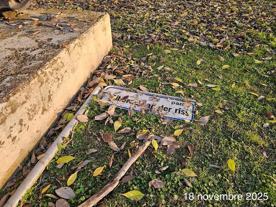 Il cartello abbattuto al parco Biberach