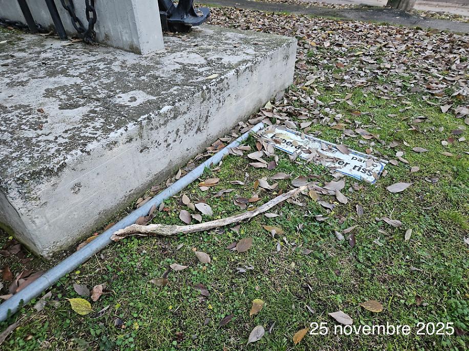 Il cartello abbattuto al parco Biberach