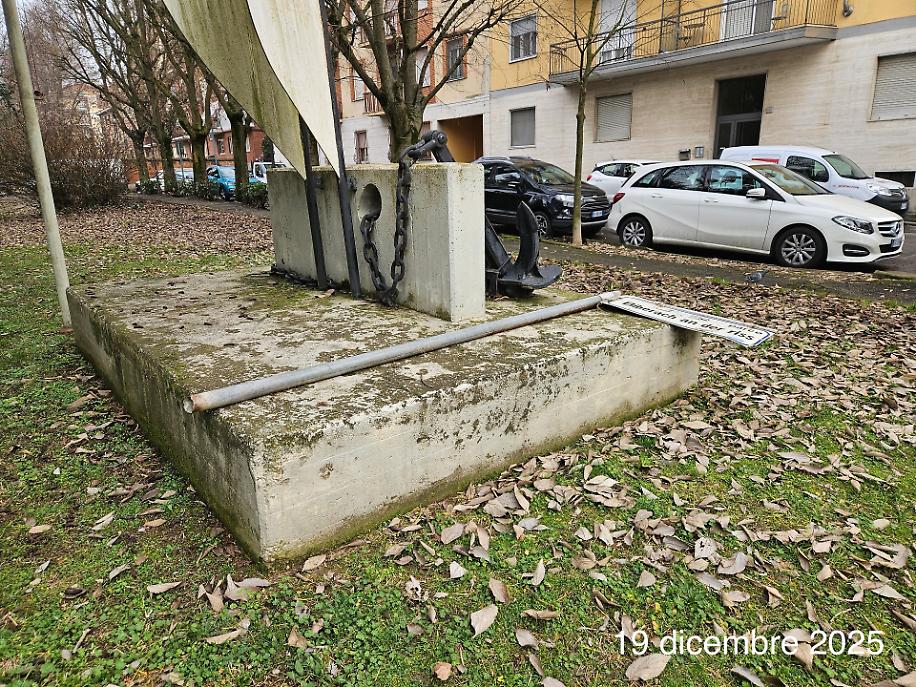 Il cartello abbattuto al parco Biberach