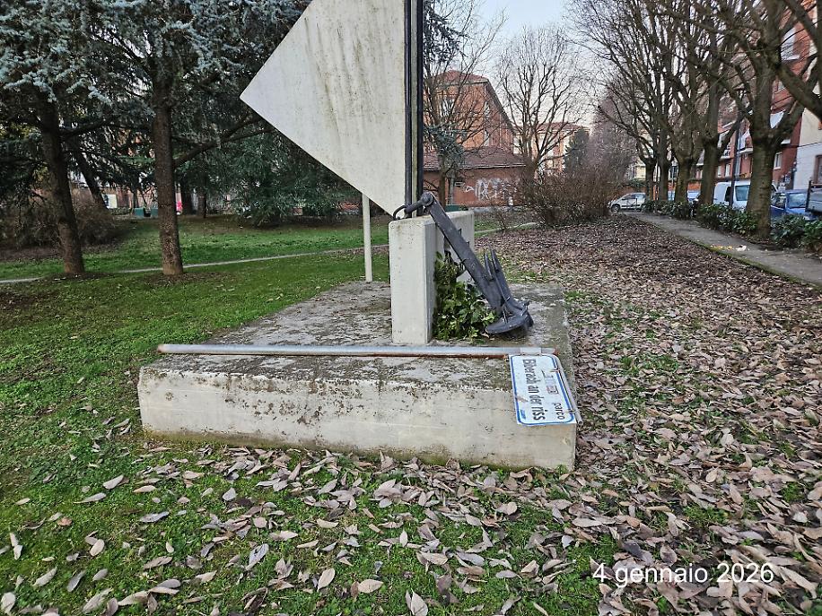 Il cartello abbattuto al parco Biberach