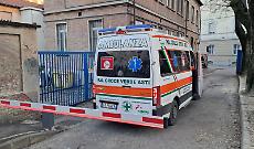 L'ambulanza in partenza subito dopo lo "sblocco" della sbarra