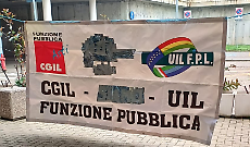 Flash mob davanti al Pronto soccorso, scoppia la polemica sullo striscione "riciclato"