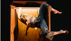 Parte da Asti il tour italiano di &ldquo;Play dead&rdquo; tra acrobazie e teatro fisico