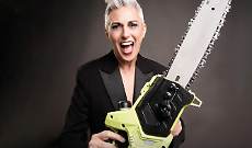 Cathy La Torre sul palco rende omaggio alle donne protagoniste di storie straordinarie