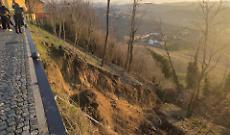 Frana la collina ai piedi del castello di Moasca: nessun ferito ma manca l'acqua nel centro paese