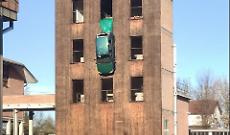 Un'auto appesa in attesa della festa