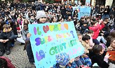 Asti marcia contro il bullismo: oltre mille studenti in piazza per dire no all&rsquo;indifferenza