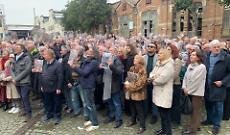 Come nella foto del 1935, tutti in fila nel cortile della ex Way Assauto per una foto storica