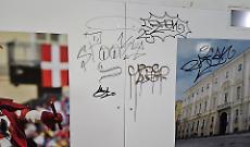 Sottopasso di piazza Marconi in balia dei vandali: pannelli turistici ridotti a tele di insulti [FOTO]