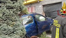 Auto esce di strada e finisce contro il muro di una casa