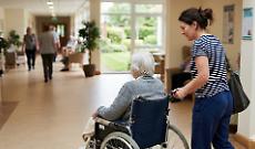 Condannata a 4 anni la badante che faceva portare dai taxisti il cibo a madre e figlio che doveva accudire